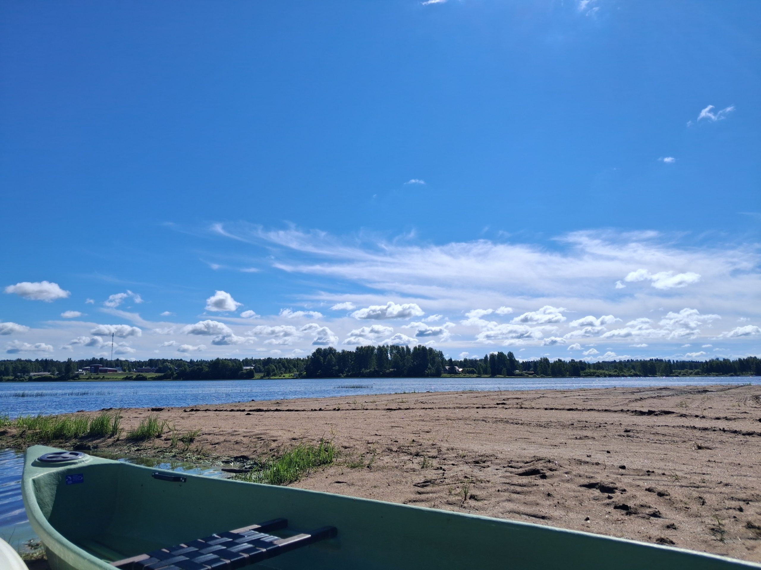 Kanootin voi vuokrata ja lähteä siltä hiekkarannasta retkelle. Hiekkaranta ja edessä kanootti.