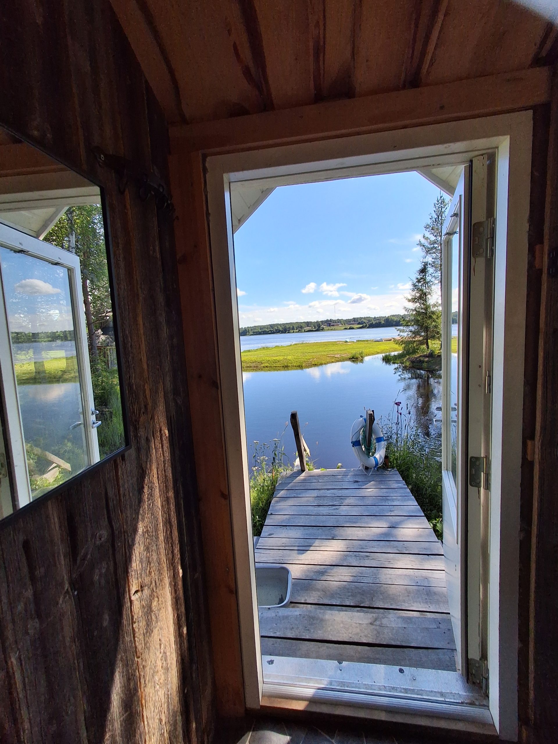 Näkymä saunasta Näkymä saunan ovelta järvellepäin.
